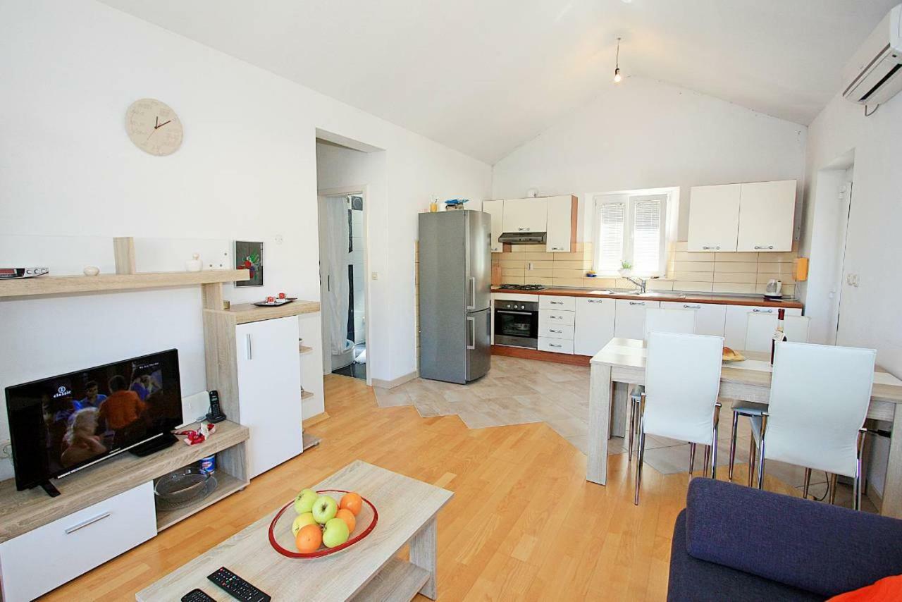 Apartmani Nila Pucisca Luaran gambar