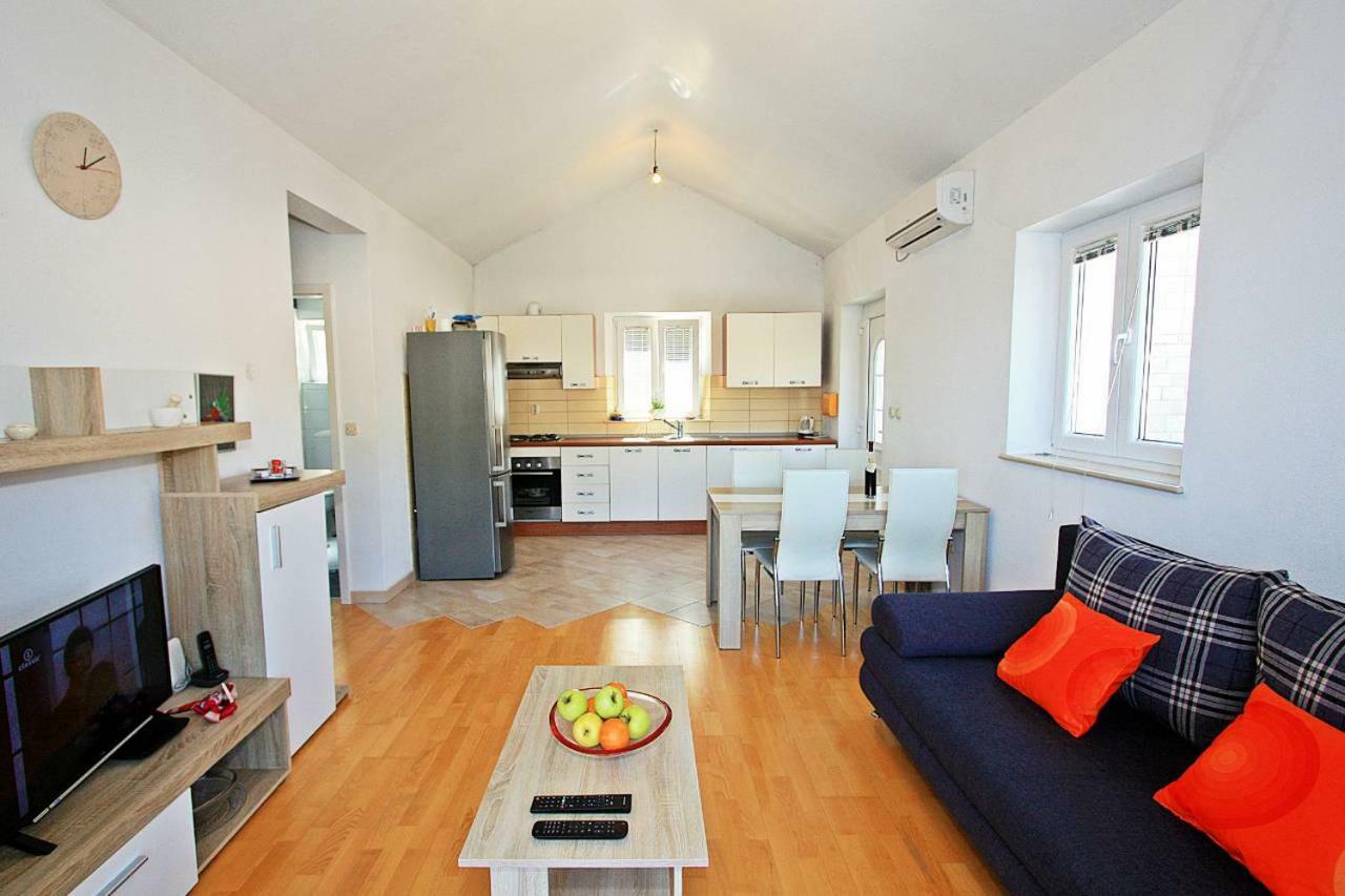 Apartmani Nila Pucisca Luaran gambar